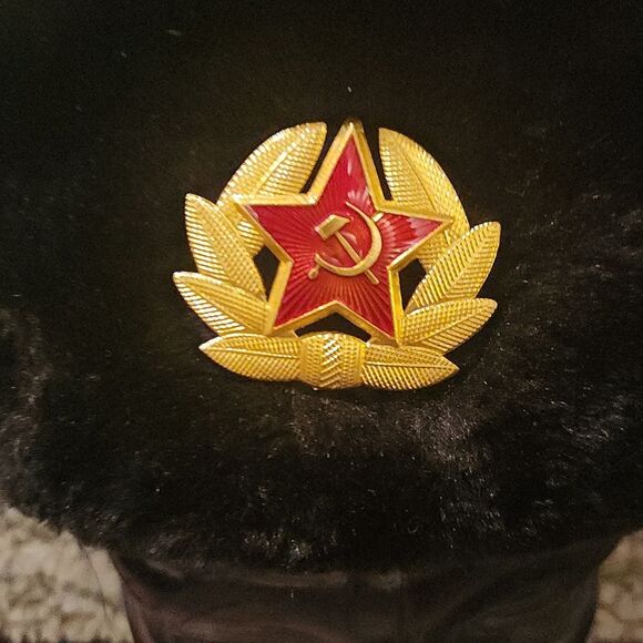 Russian Black Faux Fur Hat with Red Army Star Emblem - Picture 2 of 7